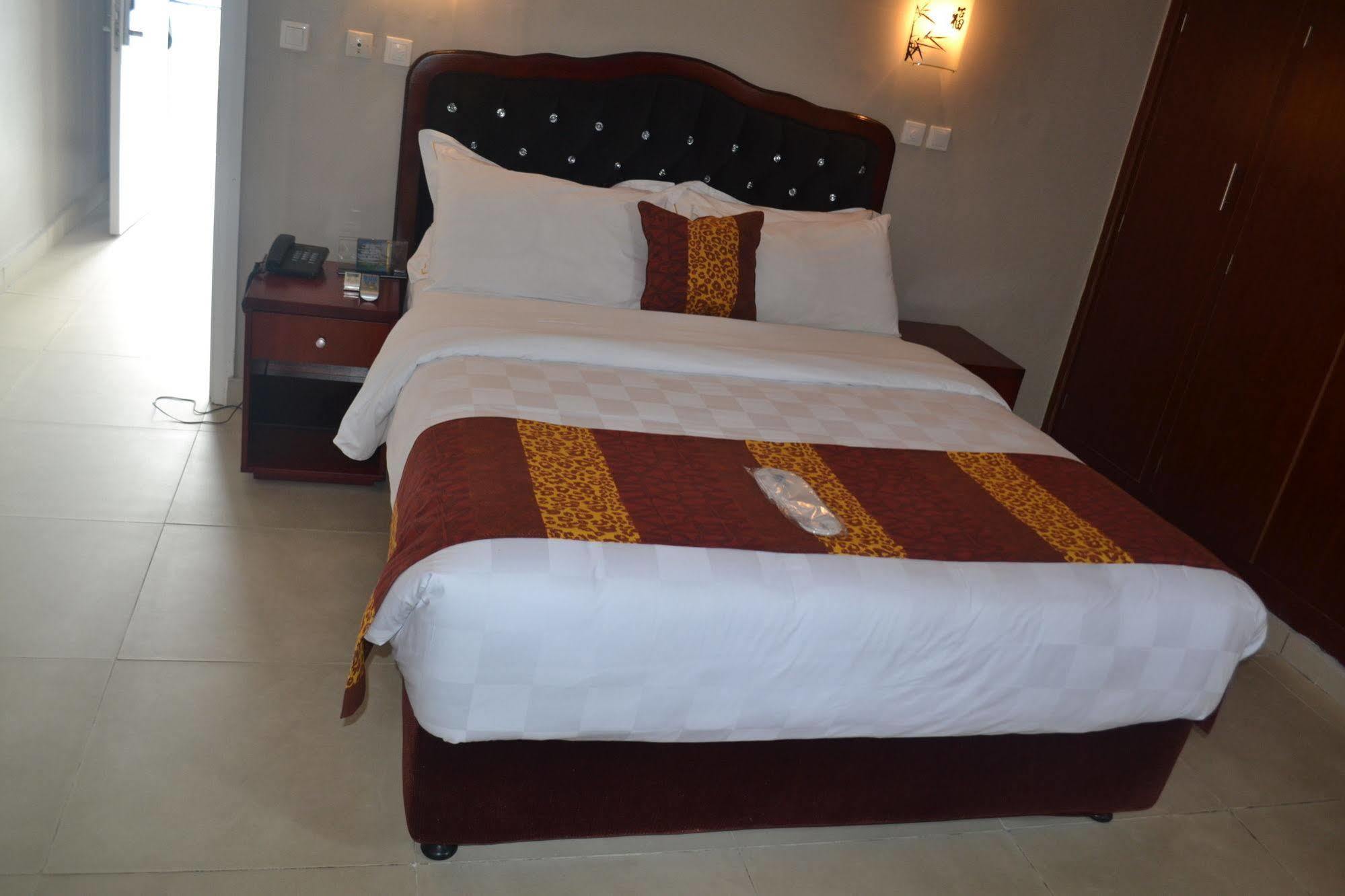 Hotel La Falaise Bonanjo Douala Ngoại thất bức ảnh